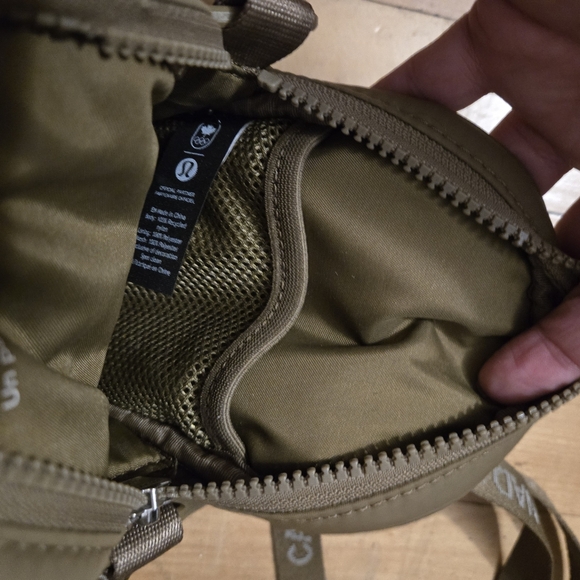 💢SOLD💢 Lululemon Crossbody Team Canada, Olive Green Bag - Picture 5 of 8